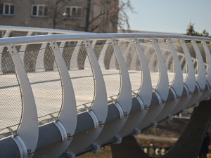 Jak udržovat novou lávku přes Labe v zimě? Klasický posyp ji poškodí, ve hře je ruční zametání