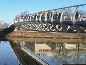 Jak udržovat novou lávku přes Labe v zimě? Klasický posyp ji poškodí, ve hře je ruční zametání
