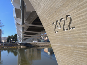 Jak udržovat novou lávku přes Labe v zimě? Klasický posyp ji poškodí, ve hře je ruční zametání