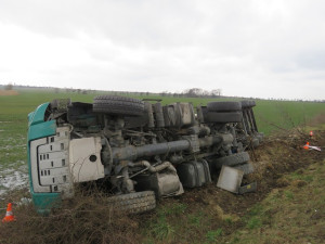 Nezpevněná krajnice stála řidiče cisternu. Škoda se dostala na částku přes 2,5 milionu korun