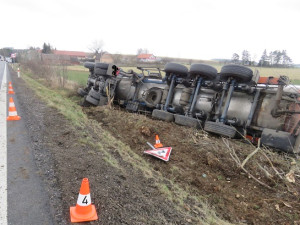 Nezpevněná krajnice stála řidiče cisternu. Škoda se dostala na částku přes 2,5 milionu korun