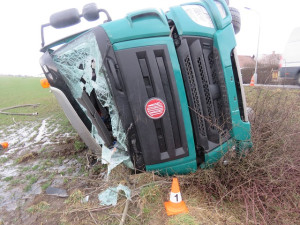 Nezpevněná krajnice stála řidiče cisternu. Škoda se dostala na částku přes 2,5 milionu korun