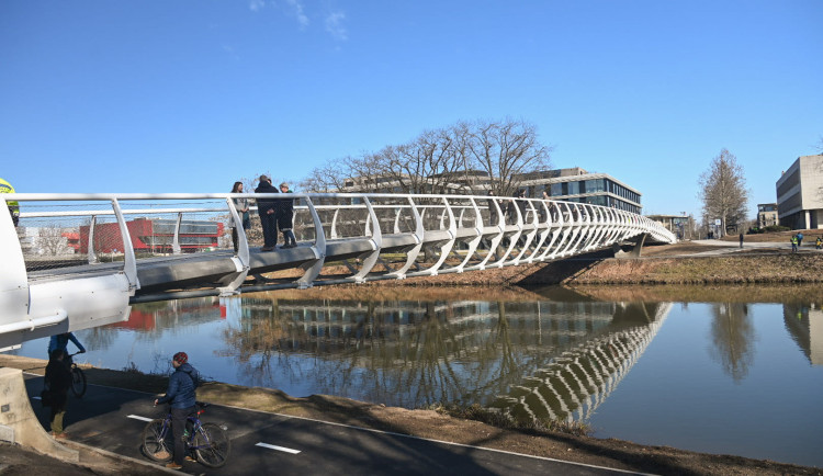 Jak udržovat novou lávku přes Labe v zimě? Klasický posyp ji poškodí, ve hře je ruční zametání