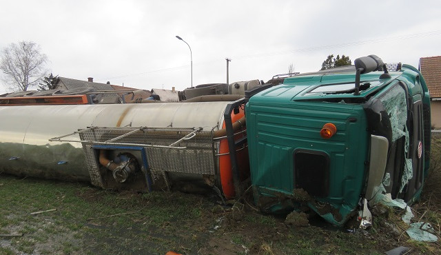 Nezpevněná krajnice stála řidiče cisternu. Škoda se dostala na částku přes 2,5 milionu korun
