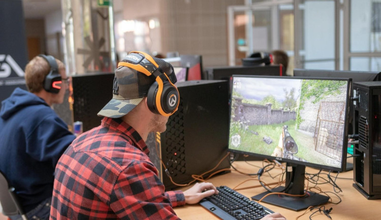 Východní Čechy čeká derby v esportu. Hrát se bude například Counter Strike