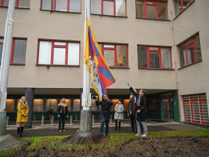 Tibetskou vlajku vyvěsily v hradeckém kraji desítky radnic včetně Hradce Králové
