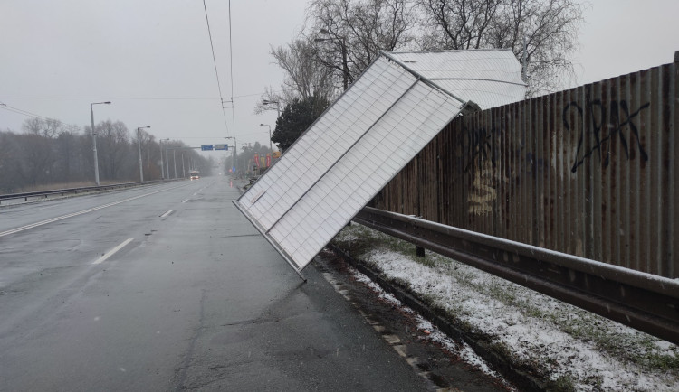 Silný vítr komplikoval dopravu i dodávky elektřiny. Bez proudu bylo 900 domácností.