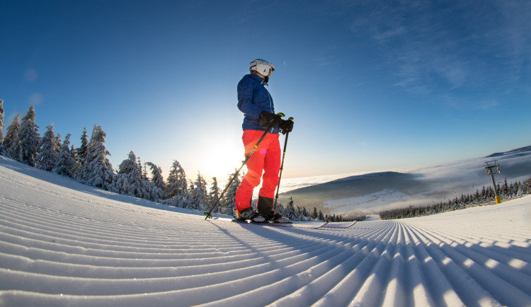 Návštěvnost skiareálů na východě Čech byla o víkendu průměrná, míň lidí v