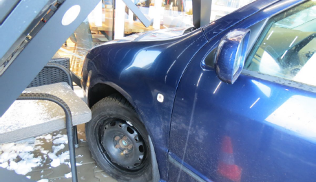 Při parkování porazila vystavený nábytek a vjela do obchodu. Způsobila čtvrtmilionovou škodu