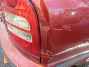 Policie řeší opilce za volantem. Jeden naboural pět aut a skončil na záchytce