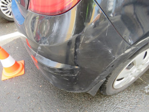 Policie řeší opilce za volantem. Jeden naboural pět aut a skončil na záchytce