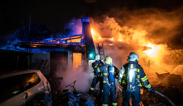 Sirény hasičů zkomplikovaly usínání lidem v Náchodě Bělovsi, hořel tam rodinný dům