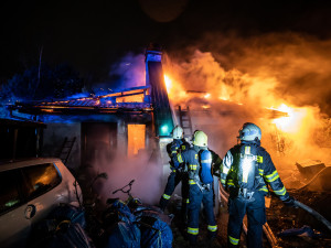 Sirény hasičů zkomplikovaly usínání lidem v Náchodě Bělovsi, hořel tam rodinný dům