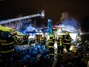 Sirény hasičů zkomplikovalo usínání lidem v Náchodě Bělovsi, hořel tam rodinný dům
