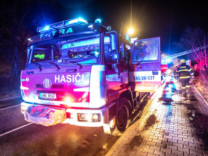 Sirény hasičů zkomplikovalo usínání lidem v Náchodě Bělovsi, hořel tam rodinný dům