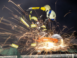 Sirény hasičů zkomplikovalo usínání lidem v Náchodě Bělovsi, hořel tam rodinný dům