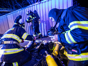 Sirény hasičů zkomplikovalo usínání lidem v Náchodě Bělovsi, hořel tam rodinný dům