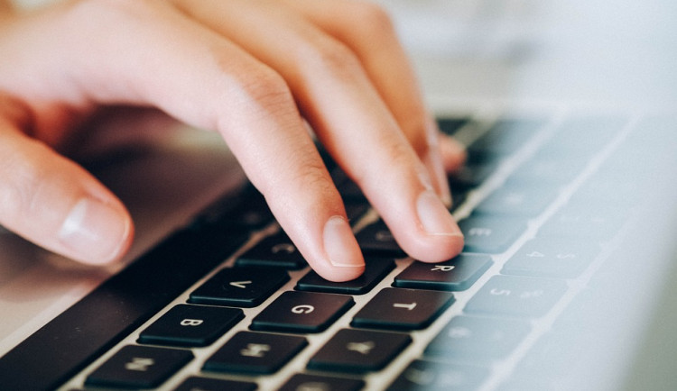 Další on-line podvod stál ženu téměř půl milionu. Chtěla investovat do kryptoměn
