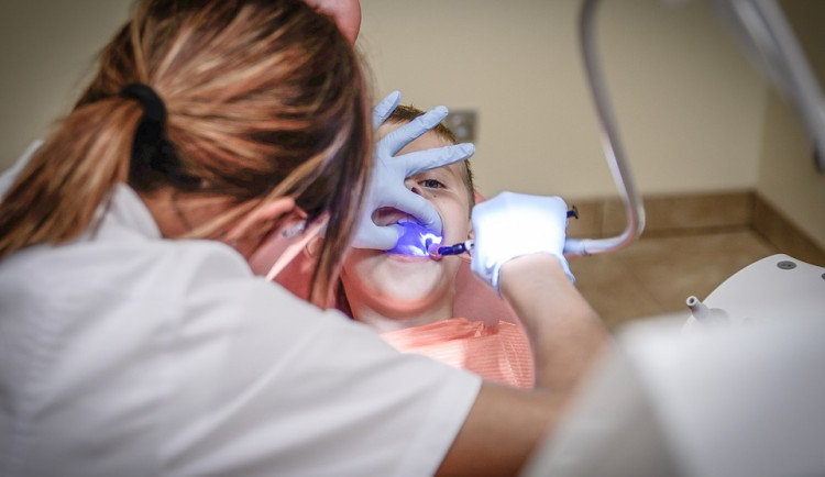 Ve Dvoře Králové je nedostatek zubařů. Novou ordinaci chce radnice podpořit více než dvěma miliony