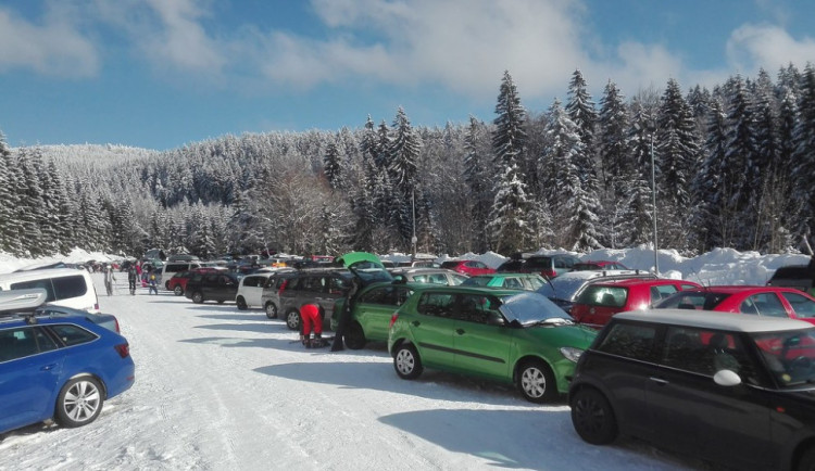 Oprava cesty na Šerlich začne v květnu. Rozšíření parkoviště letos zřejmě nebude