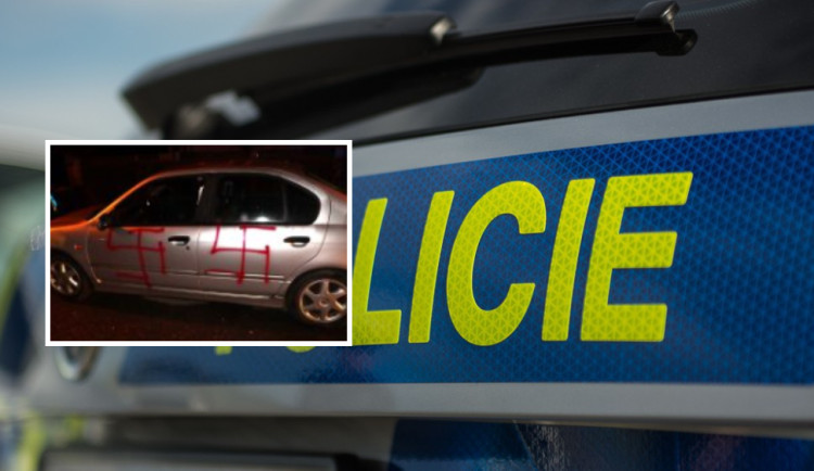 Vandal posprejoval na auto hákové kříže. S pátráním policie prosí o pomoc veřejnost