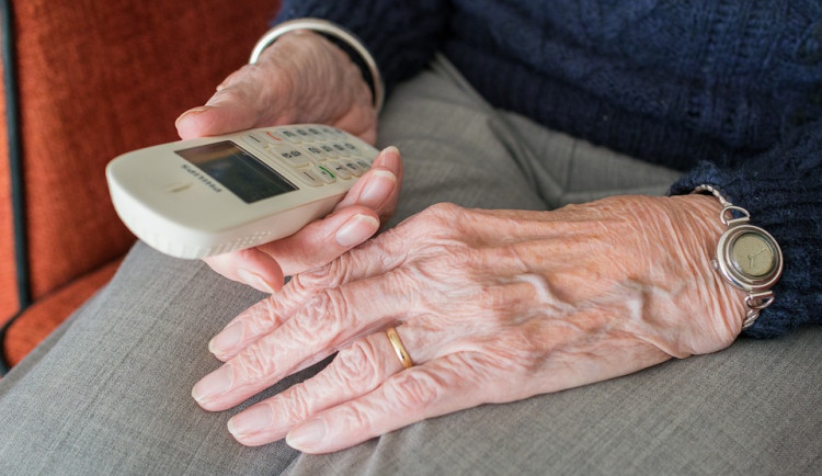 Seniorka naletěla na podvod s falešným bankéřem. Přišla o 800 tisíc korun