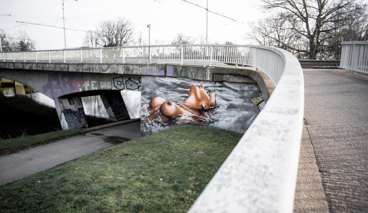 Jak se vám líbí nová malba ženy na mostě u soutoku v Hradci Králové?