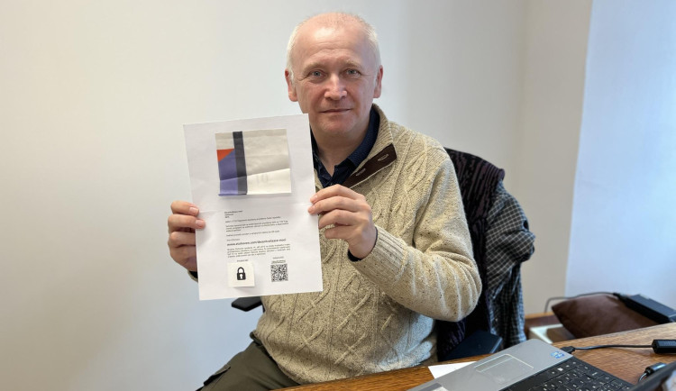 Kousek zničené prezidentské standarty je k vidění ve Východočeském muzeu