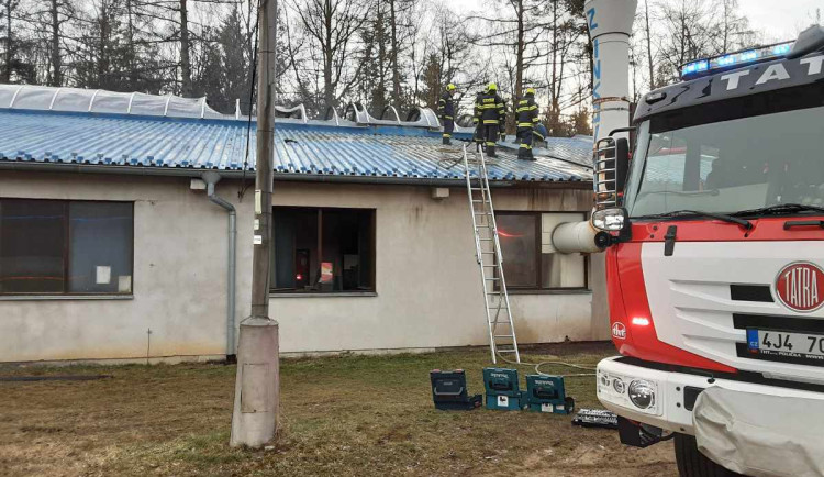 FOTO: Požár haly zinkovny v Chotěboři. Škoda se dostala na sedm milionů