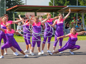 Pavlína Špatenková na sletu uprostřed obručí