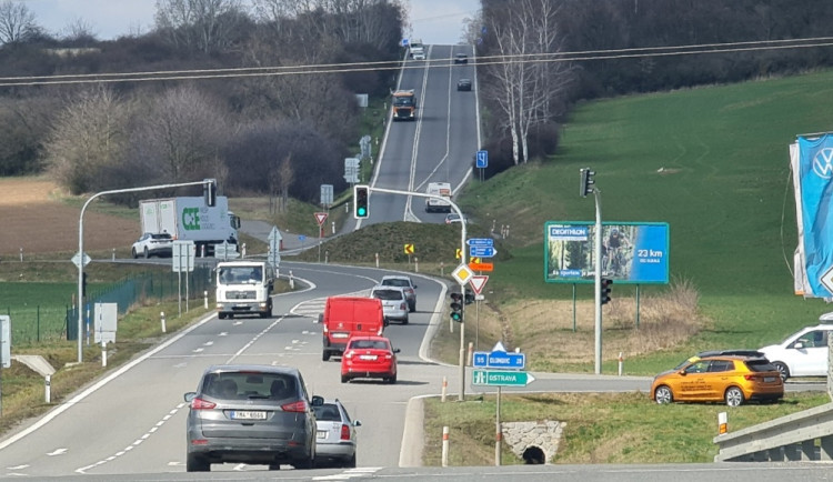 Dlouhé fronty na výjezd z Přerova: semafor se ladí, situaci zcela vyřeší za tři roky dálnice