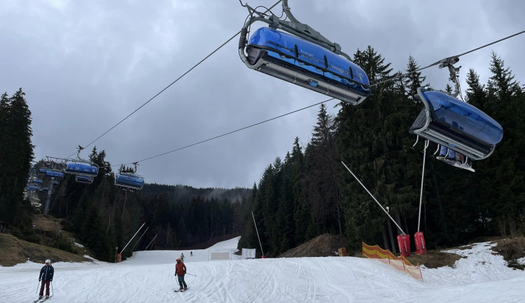 Lyžovat se dá na Černé hoře, v Říčkách i ve Špindlerově Mlýně
