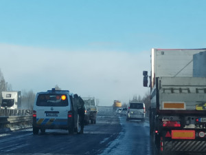 V Královéhradeckém kraji sněžilo. Na kluzkých silnicích se stala řada nehod