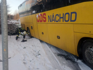 V Královéhradeckém kraji sněžilo. Na kluzkých silnicích se stala řada nehod