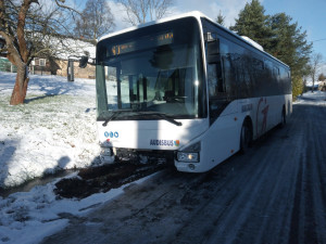 V Královéhradeckém kraji sněžilo. Na kluzkých silnicích se stala řada nehod