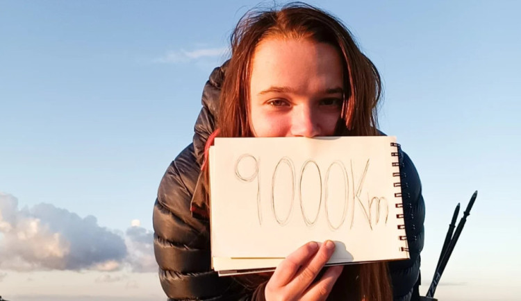 Jsem blázen, asi ano, ale nuda je horší, říká dívka, která jde pěšky ze Španělska do Norska