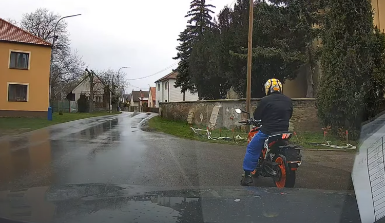 Policie zadržela celostátně hledaného muže. Jel na motorce bez řidičáku