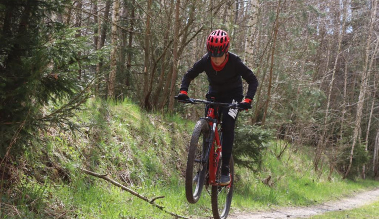Bajkeři mohou do Dvora Králové vyrazit na singletrack, modrý trail se právě otevírá