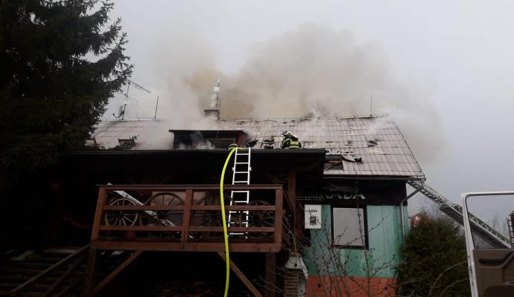 V obci Brada-Rybníček na Jičínsku hořel penzion. Zasahovali hasiči ze dvou krajů