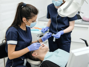 Ve Dvoře Králové nad Labem si pojistí zubařku, na její konto přistanou miliony