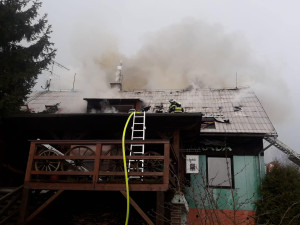 V obci Brada-Rybníček na Jičínsku hořel penzion. Zasahovali hasiči ze dvou krajů