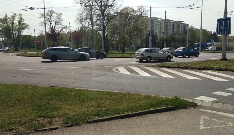 size4-15304387206451-207-1000x1000-1524484187-okruzni-krizovatka-v-brnenske-ulici-1