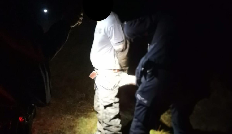 VIDEO: Muž ujížděl rychlostí 170 kilometrů v hodině. V lese ho vypátral pes Beggan