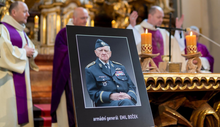 Brno se loučí s generálem Bočkem. Vzlétnou i vojenské vrtulníky