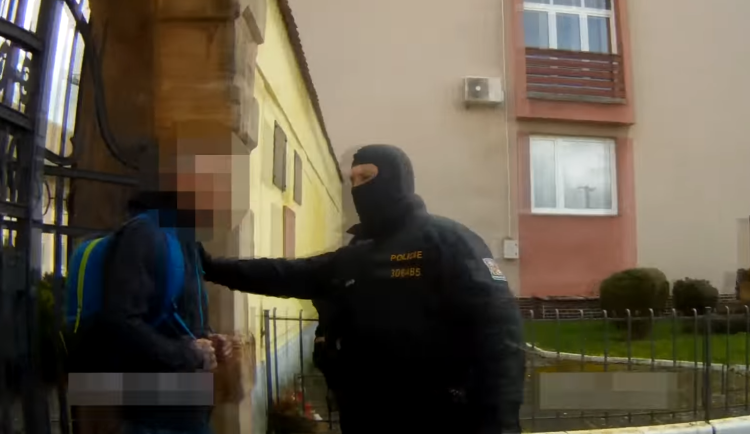 Propuštěný vězeň nebyl na svobodě ani minutu. Hned u brány Valdic ho opět zatkli