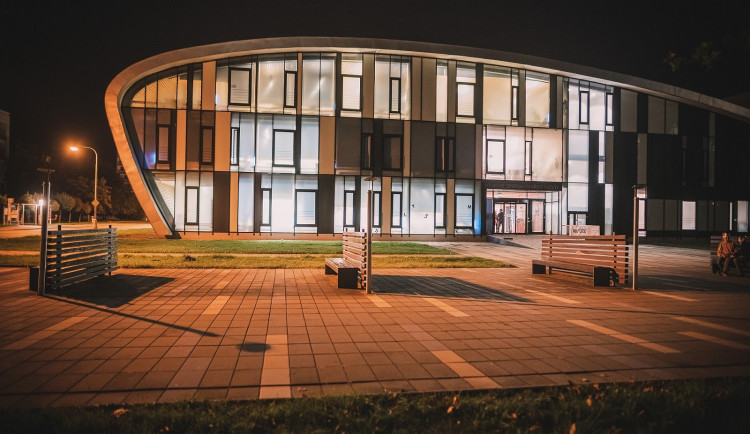Královéhradecký kraj si chce zavázat vycházející mediky, chystá miliony