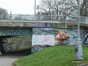 Někdo zničil malbu nahé ženy u soutoku v Hradci Králové