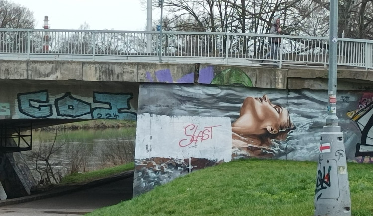 Někdo zničil malbu nahé ženy u soutoku v Hradci Králové