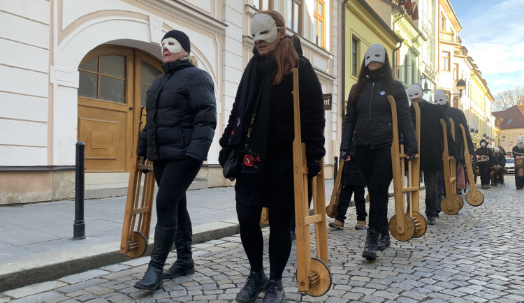 FOTO, VIDEO: Zvony odletěly, hrkání se vrátilo do Českých Budějovic