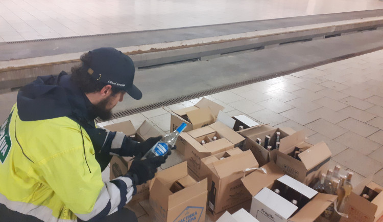 Muž si nacpal auto stovkami litrů alkoholu. Je to pro osobní potřebu, tvrdil